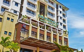 The Pinnacle Hotel And Suites